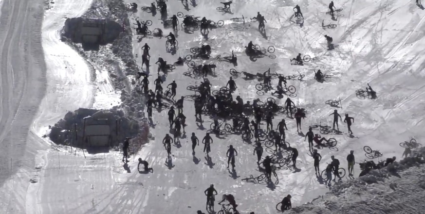 Nein, das sind keine Ameisen – das sind stürzende Downhill-Biker 😱