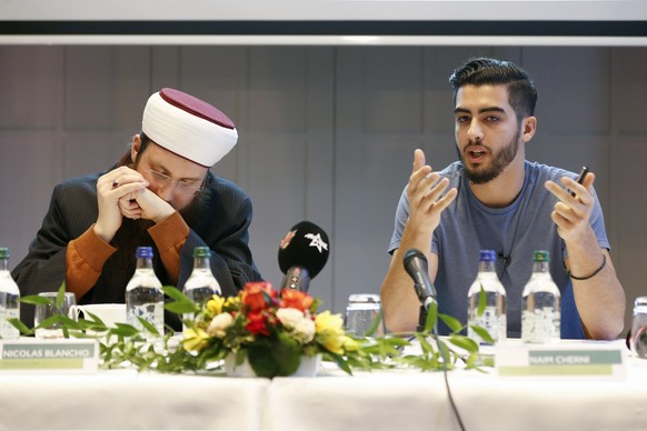 Naim Cherni, Vorstandsmitglied des IZRS, rechts, spricht an der Seite von Nicolas Blancho, Praesident IZRS, waehrend einer Medienkonferenz des Islamischen Zentralrats Schweiz, am Montag, 21. Dezember  ...