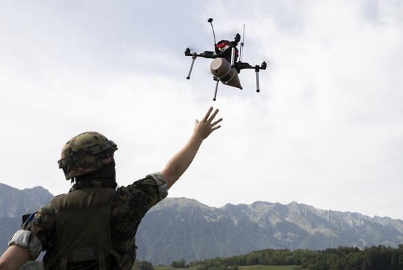 KEYPIX - Ein Soldat der Schweizer Armee laesst eine Drohne des Typs Orqa MRM2-10 starten waehrend eines Medienanlasses zu Drohnen, Drohnenabwehr und Robotik fuer die Verteidigungsfaehigkeit im Rahmen  ...