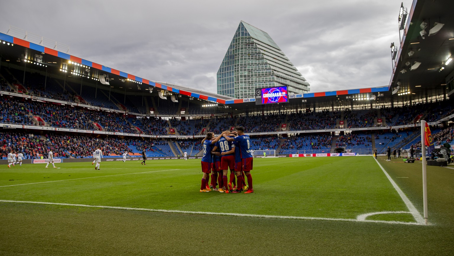 Die Mannschaft des FC Basel bejubelt ein Tor vor rund 9750 Fans im Fussball Meisterschaftsspiel der Super League zwischen den FC Basel und dem FC Luzern am Sonntag, 4. Oktober 2020, im St. Jakob Park  ...