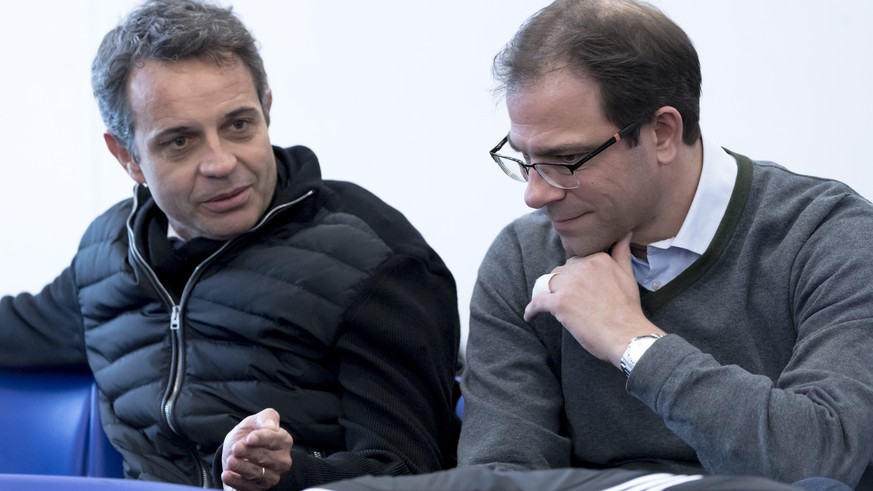 Bernhard Heusler, Praesident und Delegierter des Verwaltungsrates des FC Basel, links, spricht mit Georg Heitz, Verwaltungsrat und Sportdirektor des FC Basel, rechts, an der Bilanzmedienkonferenz des  ...