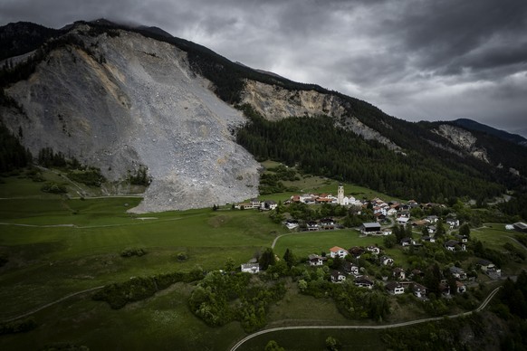 Blick auf Brienz, am Montag, 11. Mai 2026, in Brienz-Brinzauls. Das Dorf war wegen eines erneuten drohenden Bergsturz ueber 62 Wochen evakuiert. Im Juni 2023 war es knapp von einem Schuttstrom verfehl ...
