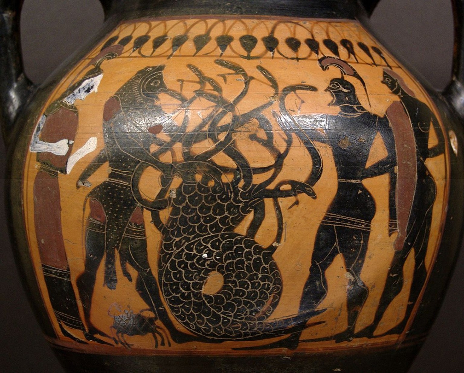 Herakles und die Lernäische Hydra, Attische Vase, um 540 v. Chr. Der Held schützt sich mit dem Fell des zuvor erlegten Nemeïschen Löwen (erkennbar am Kopf, um den Leib und seitlich zwischen den Beinen ...