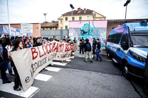 epa12427312 Pro-Palestine protesters block a road in front of the OGR event center ahead of the arrival of Jeff Bezos and Ursula von der Leyen for Italian Tech Weekin, in Turin, Italy, 03 October 2025 ...