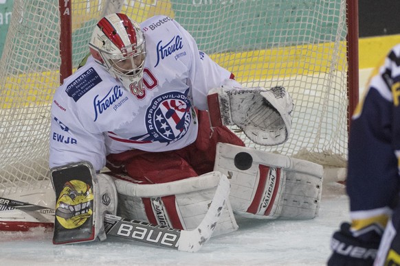 Rapperswils Goalie Melvin Nyffeler pariert ein Schuss, im ersten Playoff-Finalspiel der National League B zwischen dem SC Langenthal und dem SC Rapperswil-Jona Lakers, am Dienstag, 21. Maerz 2017, in  ...