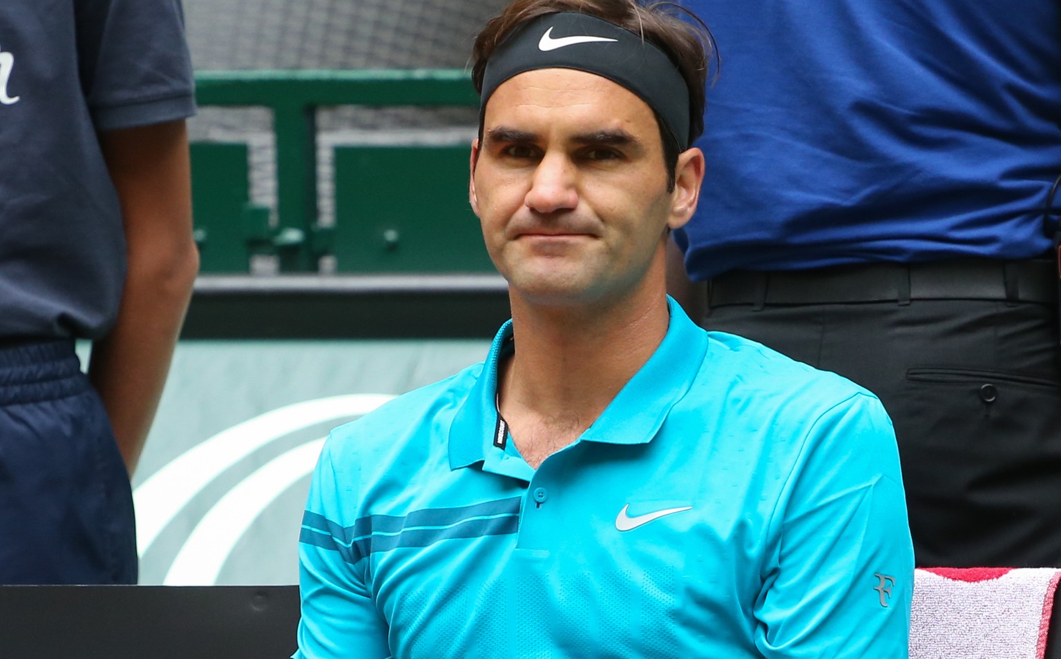 23.06.2018, Nordrhein-Westfalen, Halle: Tennis, ATP-Tour, Einzel, Herren, Halbfinale. Roger Federer aus der Schweiz sitzt an seinem Platz, im Spiel gegen Kudla aus den USA. Foto: (KEYSTONE/DPA/Friso G ...