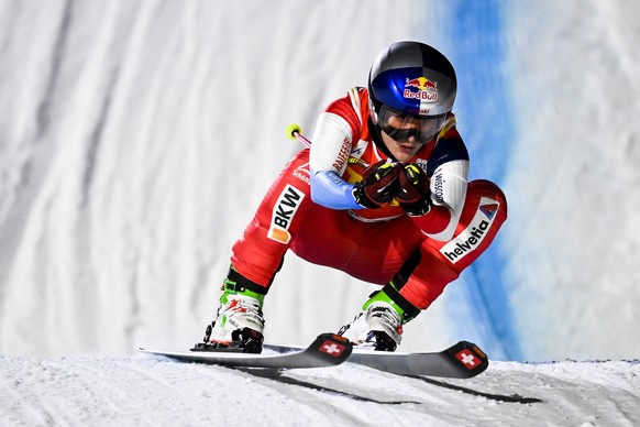 epa09641856 Fanny Smith of Switzerland speeds down the track during the women&#039;s 1/8th finals at the FIS Ski Cross World Cup event in Arosa, Switzerland, 14 December 2021. EPA/GIAN EHRENZELLER