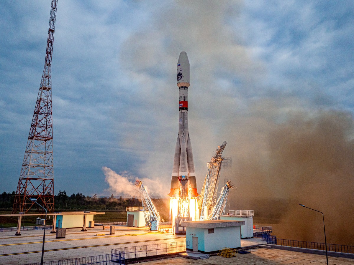 epa10794399 A handout image made available by the Roscosmos State Space Corporation shows the Soyuz-2.1b rocket with the moon lander Luna 25 (Moon) automatic station as it takes off from a launch pad  ...