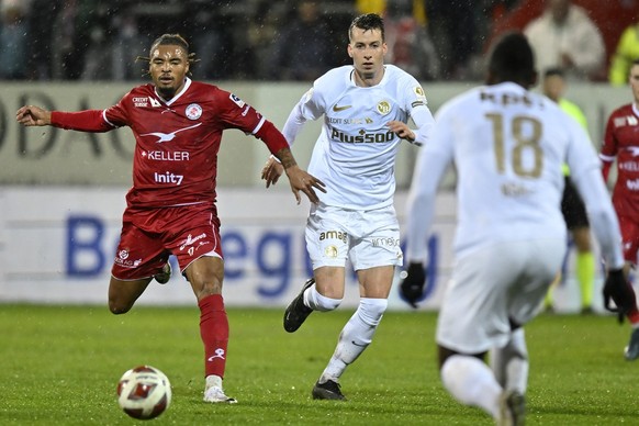 Der Winterthurer Samuel Ballet, links, gegen den Berner Sandro Lauper, rechts, beim Fussballspiel der Super League FC Winterthur gegen die .BSC Young Boys im Stadion Schuetzenwiese in Winterthur am Sa ...