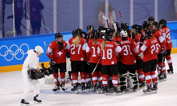 epa06538390 Swiss players celebrate after winning the women&#039;s Ice Hockey Classifications match between Switzerland and Korea at the Kwandong Hockey Centre during the PyeongChang Winter Olympic Ga ...