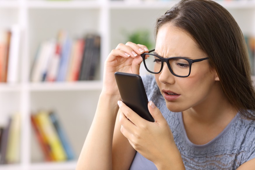 Kurzsichtigkeit, Smartphone, Frau mit Brille (Symbolbild)