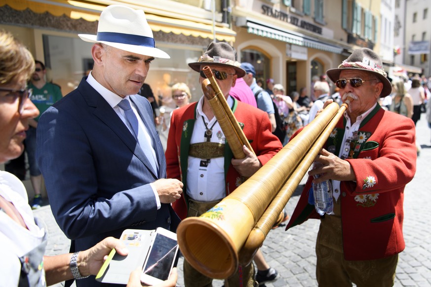 Le conseiller federal Alain Berset, gauche, salue des jodleurs lors du cortege de la 30eme edition de la Fete federal de jodler (Eidgenoessisches Jodlerfest) ce dimanche 25 juin 2017 a Brigue Brig en  ...