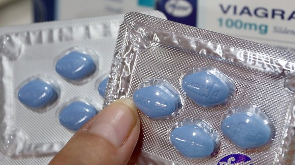 At the top of the list of illegally imported drugs: potency pills such as Viagra.  The original is on the right and a counterfeit is on the left.  (archive image)