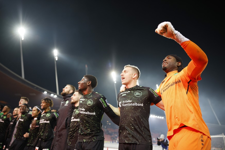 St. Gallens Torhueter Lawrence Ati Zigi, rechts, und seine Teamkollegen feiern nach ihrem Sieg gegen den FC Zuerich beim Fussballspiel der Super League zwischen dem FC Zuerich und dem FC St. Gallen am ...