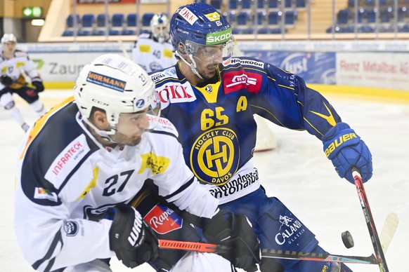 Ambris Zaccheo Dotti, links, gegen Davos&#039; Marc Wieser, beim Eishockey-Qualifikationsspiel der National League zwischen dem HC Davos und dem HC Ambri-Piotta, am Freitag, 4. Dezember 2020, im Eisst ...