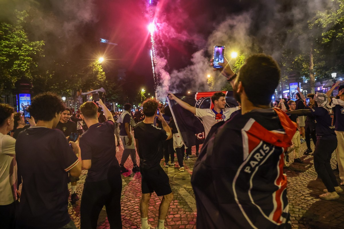 epa12148455 Fans of PSG celebrate on the Champs-Elysees after their team won the UEFA Champions League final between Paris Saint-Germain and Internazionale Milano, Paris, France, 31 May 2025. EPA/CHRI ...