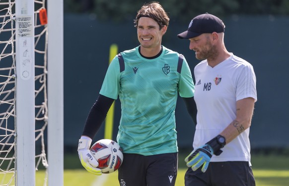 Basels Torhueter Marwin Hitz, links, und U21-Torhuetertrainer Michael Bauch, rechts, beim Training mit der ersten Mannschaft des FC Basel 1893 in Basel, am Freitag, 17. Juni, 2022. (KEYSTONE/Georgios  ...