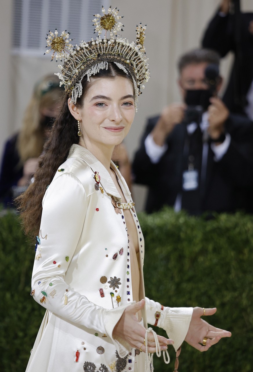 epa09466868 Lorde poses on the red carpet for the 2021 Met Gala, the annual benefit for the Metropolitan Museum of Art&#039;s Costume Institute, in New York, New York, USA, 13 September 2021. The even ...