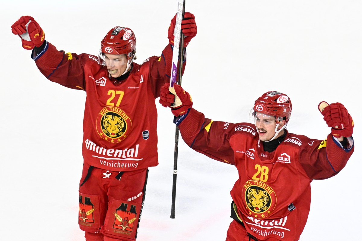 Tigers Santtu Kinnunen, links, und Dario Allenspach, jubeln beim Eishockey-Qualifikationsspiel der National League, zwischen den SCL Tigers und dem HC Fribourg-Gotteron, am Mittwoch, 28. Oktober 2026, ...