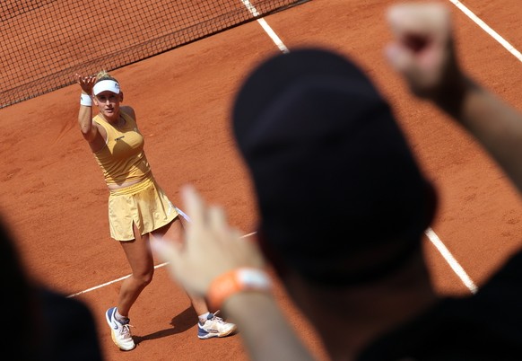 <p>Jil Teichmann feiert den Sieg gegen Karolina Muchova mit ihrem Fanklub.</p>