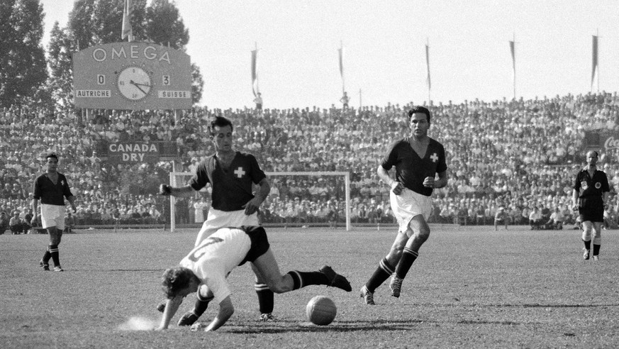 ARCHIV  ZUR SCHWEIZER NATIONALMANNSCHAFT AN DER FUSSBALL WM 1954 IN DER SCHWEIZ STELLEN WIR IHNEN FOLGENDES BILDMATERIAL ZUR VERFUEGUNG - Ein oesterreichischer Spieler stuerzt bei einem Kampf um den  ...