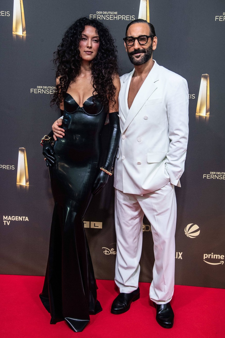 Rebecca MIR und Massimo SINATO, Roter Teppich, Red Carpet Show, Ankunft, arrival, Verleihung des Deutschen Fernsehpreises, Der Deutsche Fernsehpreis 2026, Deutscher Fernsehpreis 2026 im Confex Koeln,  ...