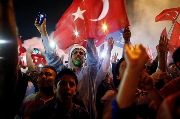 Supporters of Turkish President Tayyip Erdogan attend a pro-government demonstration at Taksim square in Istanbul, Turkey, July 17, 2016.REUTERS/Ammar Awad