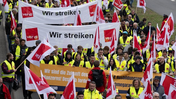 20.02.2024, Hessen, Frankfurt/Main: In einem Protestzug ziehen Warnstreik-Teilnehmer in Richtung Terminal 1 des Flughafens. Die Gewerkschaft Verdi hat das Lufthansa-Bodenpersonal erneut zu einem Warns ...