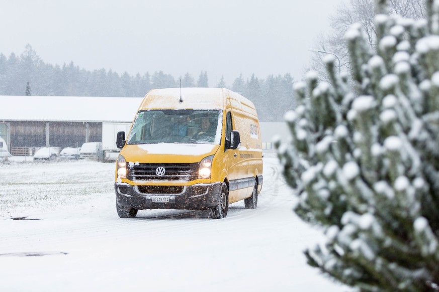 Unterwegs mit dem Paket-Pöstler Stefan „Tschudi“ Bütler auf seiner Route durch Muri kurz vor Weihnachten.