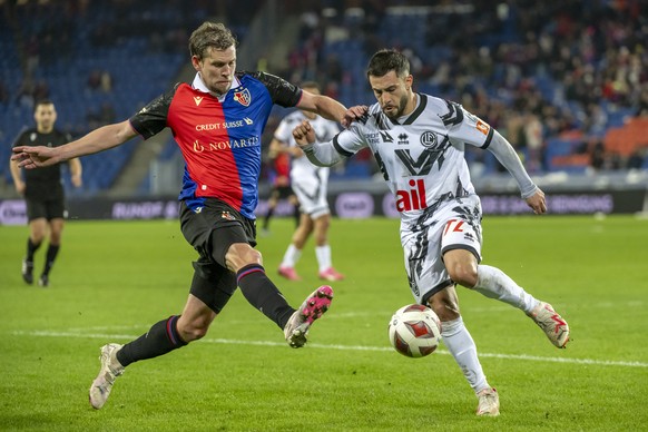 Basels Fabian Frei, links, gegen Luganos Milton Valenzuela, rechts, im Fussball Meisterschaftsspiel der Regular Season der Super League zwischen dem FC Basel 1893 und dem FC Lugano im Stadion St. Jako ...