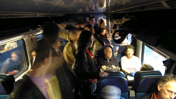 Zugreisende stehen dicht gedraengt im einzigen Zug der SBB, der von Zuerich ueber eine Ausweichstrecke in Richtung Bern fahren soll, am Donnerstag 26. Maerz 2009. Wegen einer Fahrleitungsstoerung in D ...