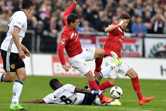 Der Basler Geoffroy Serey Die, links, gegen den Winterthurer Manuel Sutter, rechts, beim Fussball Cup Halbfinalspiel FC Winterthur gegen den FC Basel in Winterthur am Mittwoch, 5. April 2017. (KEYSTON ...