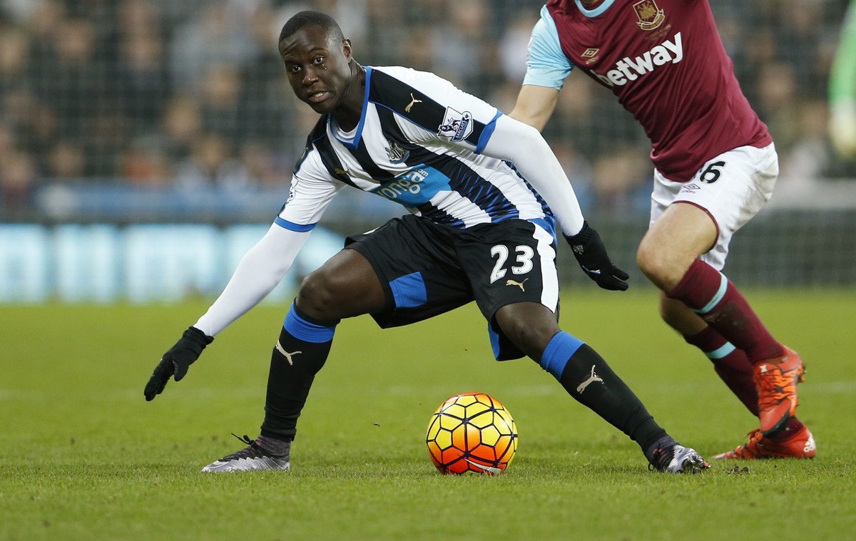 Football Soccer - Newcastle United v West Ham United - Barclays Premier League - St James' Park - 16/1/16
Newcastle United's Henri Saivet in action with West Ham's Mark Noble
Action I ...