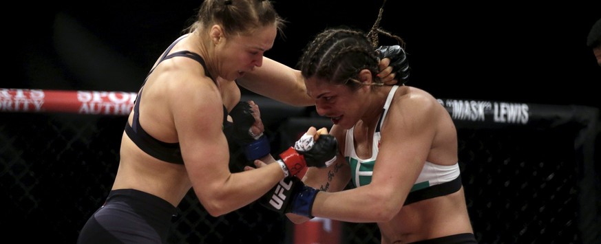 Ronda Rousey besiegt Bethe Correia in Rio in der ersten Runde und bleibt Weltmeisterin der UFC im Bantamgewicht.&nbsp;