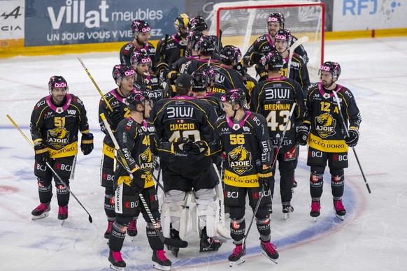 Ajoies Spieler freuen sich nach dem gewonnenen Penaltyschiessen nach dem Eishockey-Qualifikationsspiel der National League zwischen dem HC Ajoie und dem EHC BIel-Bienne in der Raiffeisen Arena in Porr ...
