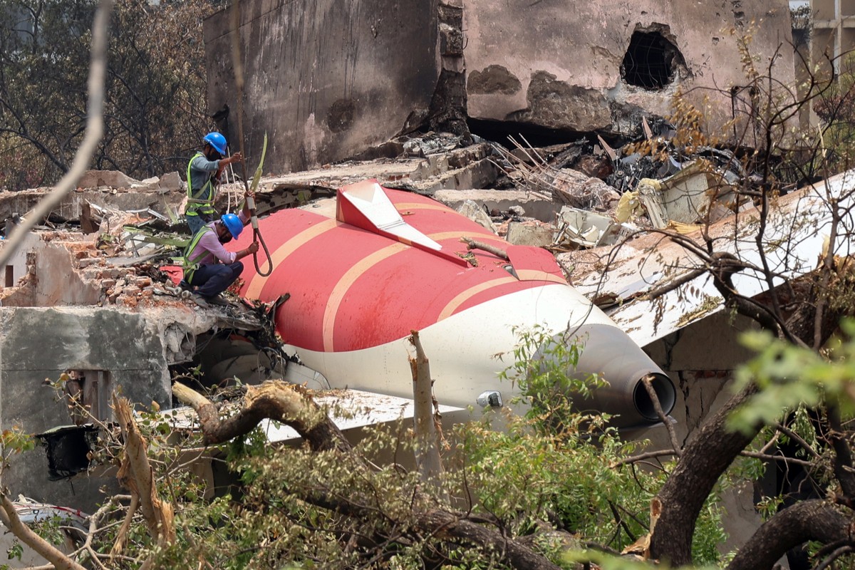 epaselect epa12174657 Officials inspect the remains of the Air India passenger plane at the crash site near Sardar Vallabhbhai Patel International Airport in Ahmedabad, Gujarat state, western India, 1 ...