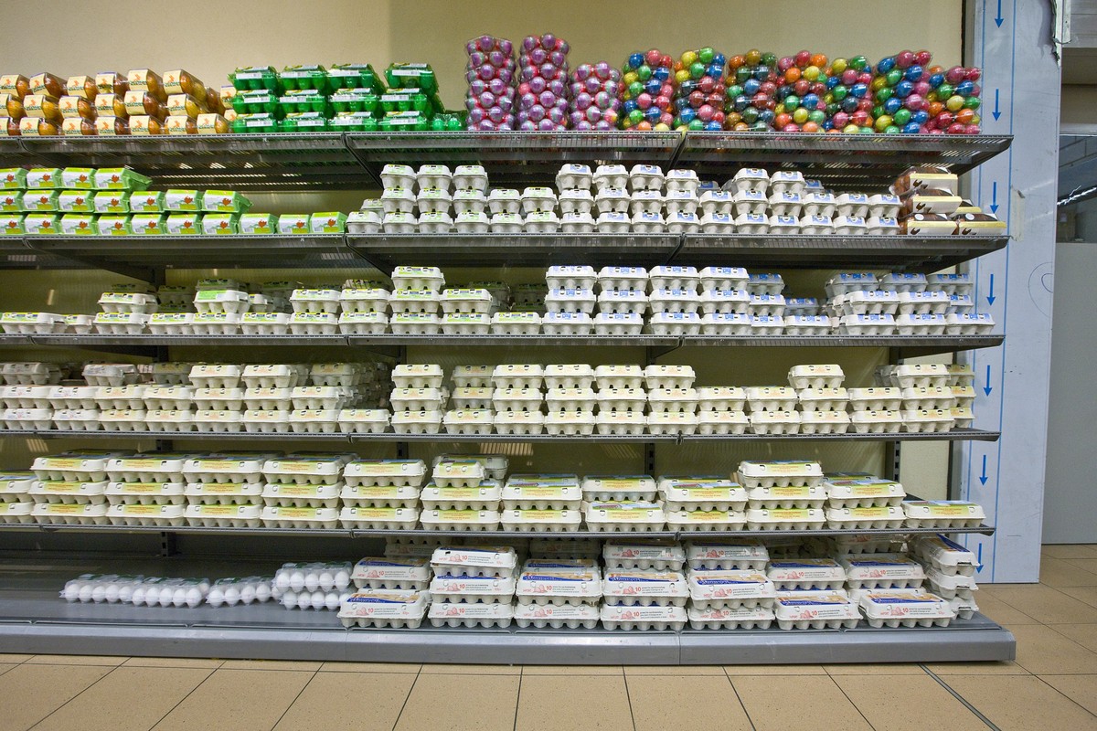 A shelf with egg cartons at a store of supermarket chain "Migros" at the Glattzentrum shopping mall in Wallisellen in the canton of Zurich, Switzerland, pictured on February 24, 2009. (KEYST ...
