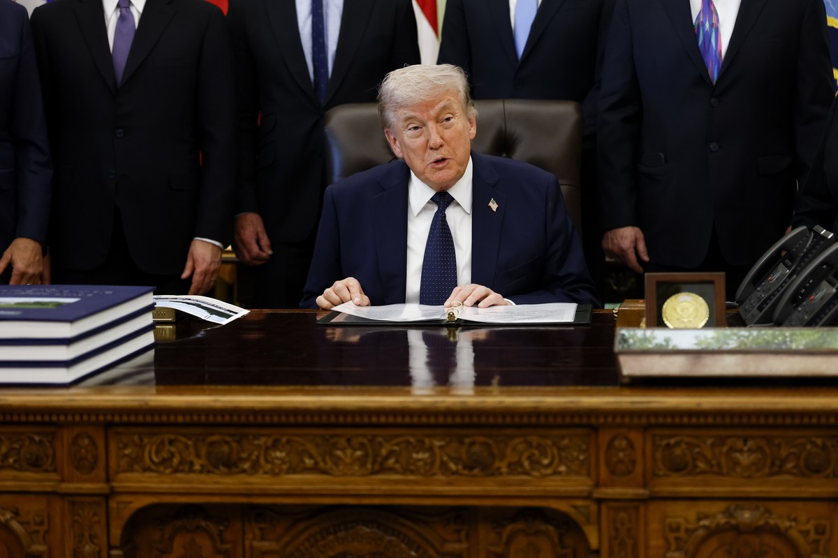 epa12910234 US President Donald Trump delivers remarks during a Health Care Affordability event in the Oval Office at the White House, in Washington, DC, USA, 23 April 2026. EPA/WILL OLIVER / POOL