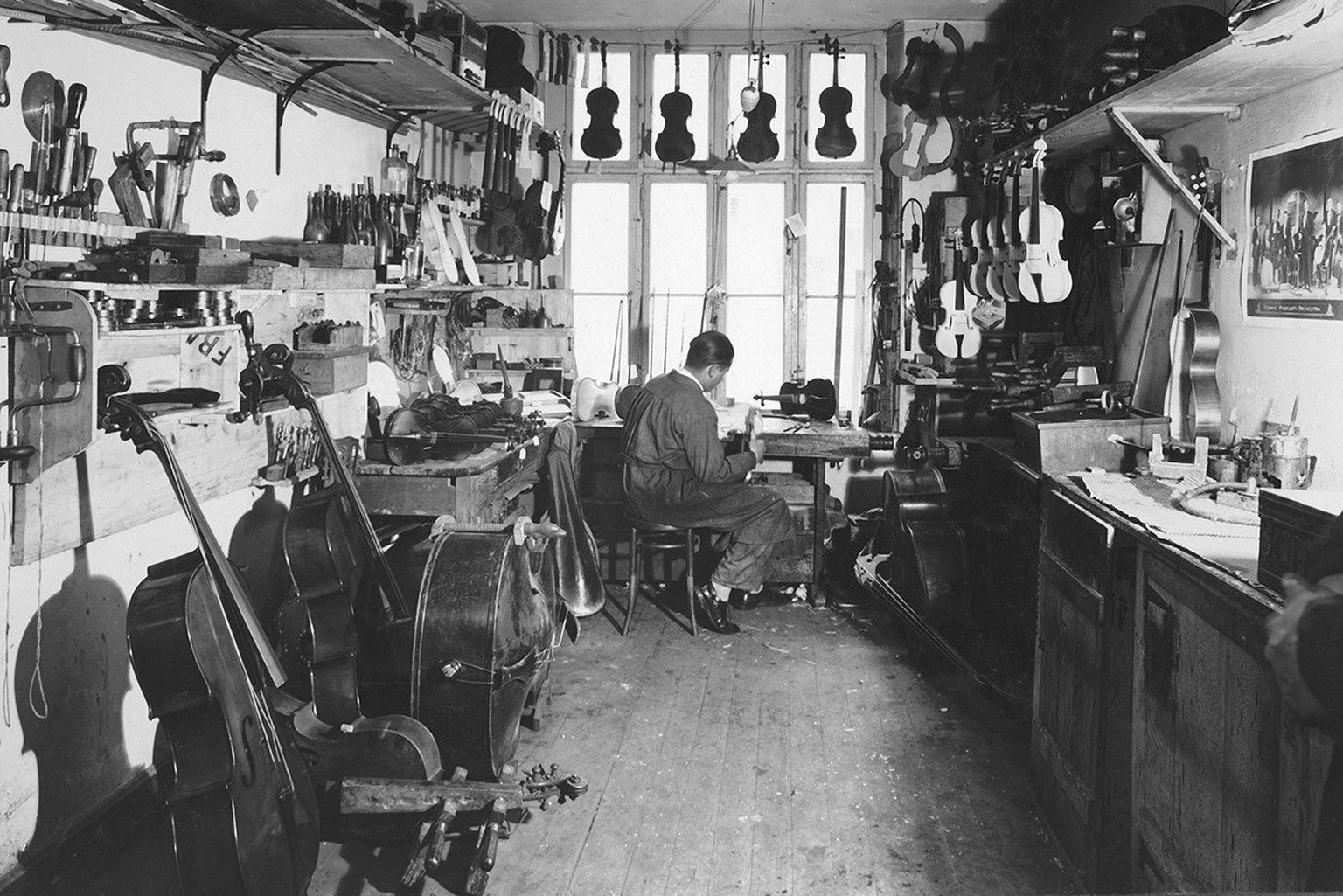 Karl Schneider als junger Geigenbauer im Atelier von Paul Meinel in Basel, um 1928.
https://www.riogitarren.ch/