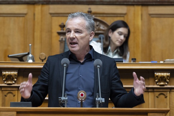 Nationalrat Ueli Schmezer, SP-BE, spricht waehrend der Debatte zur SRG-Initiative an der Sommersession der Eidgenoessischen Raete, am Mittwoch, 11. Juni 2025, in Bern. (KEYSTONE/Peter Schneider)