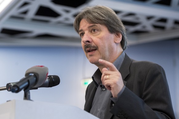 Paul Rechsteiner, Praesident Schweizerischer Gewerkschaftsbund spricht waehrend der SGB-Delegiertenversammlung, am Freitag, 24. Maerz 2017 im Hotel Ador in Bern. (KEYSTONE/Anthony Anex)