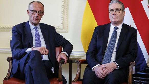 epa12578509 German Chancellor Friedrich Merz (L), British Prime Minister Keir Starmer (R) make remarks as they meet to discuss negotiations in the ongoing peace talks aimed at ending Russia's war ...