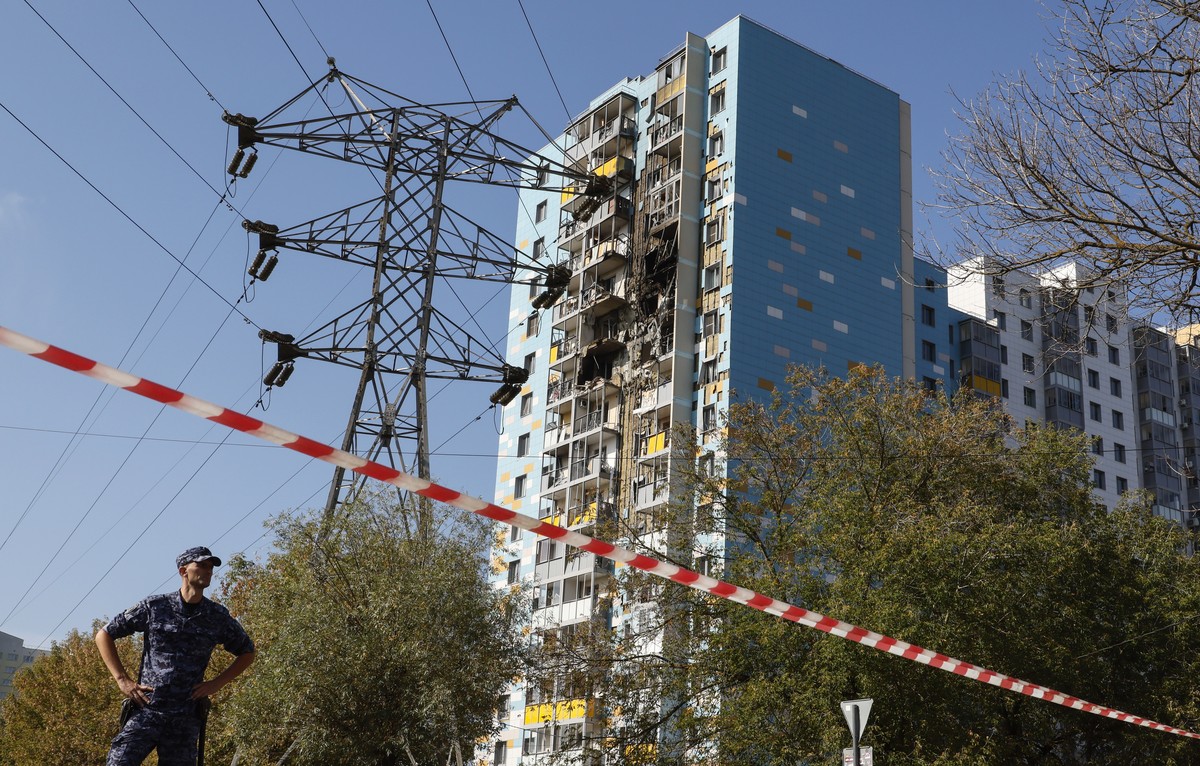 epa11595930 A Russian policeman stands guard near a damaged apartment building following an alleged Ukrainian drone attack in Ramenskoye, Moscow region, Russia, 10 September 2024. A 46-year-old woman  ...