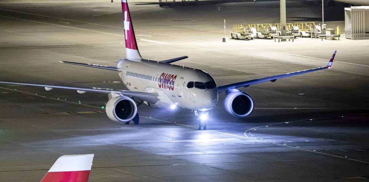 ARCHIVBILD ZUR REDUKTION DER KAPAZITAETEN DER SWISS IM MAERZ UND APRIL UM BIS ZU 50 PROZENT, AM FREITAG, 6. MAERZ 2020 - Ein Airbus A220-100 der Swiss rollt am Flughafen Zuerich am Sonntag, den 16. Se ...