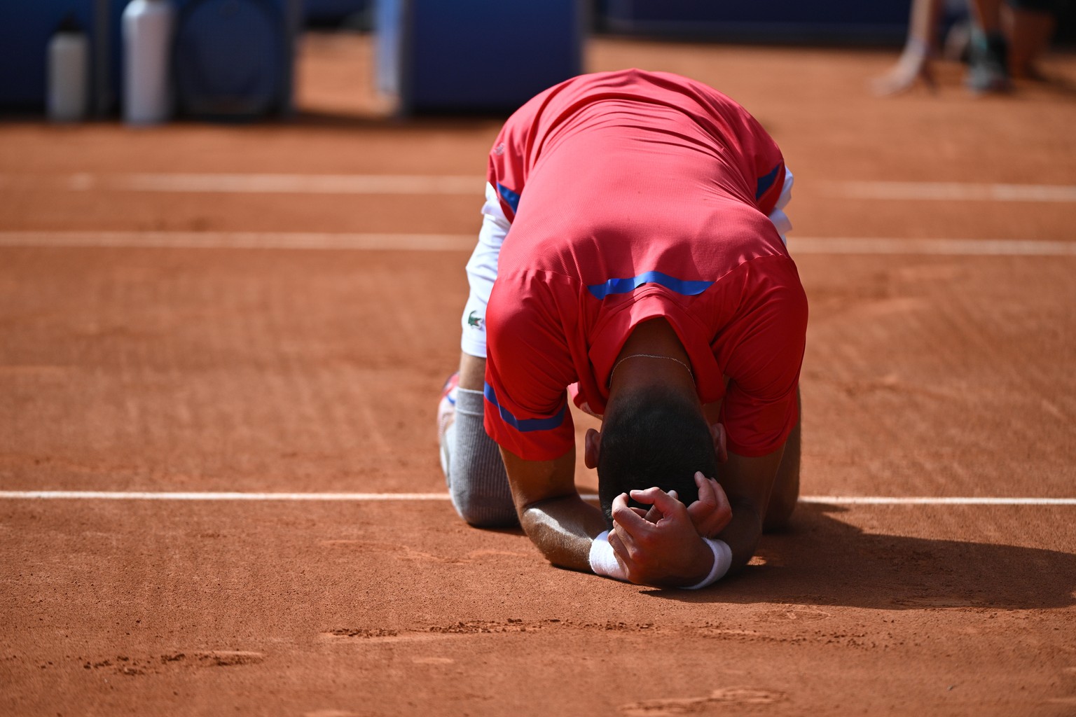 epa11525295 Novak Djokovic of Serbia celebrates winning the Men Singles gold medal match against Carlos Alcaraz of Spain, of the Tennis competitions in the Paris 2024 Olympic Games, at the Roland Garr ...