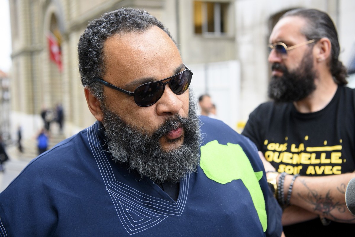 Dieudonné M'Bala M'Bala jugé pour discrimination raciale à Genève, en juillet 2021. Il joue désormais une de ses pièces sur une aire d'autoroute.