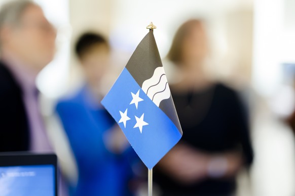 Eine Flagge des Kantons Aargau im Ratskeller im Grossratsgebaeude in Aarau, am Tag der Eidgenoessischen Wahlen, am Sonntag, 22. Oktober 2023 in Aarau. Die Schweizer Buergerinnen und Buerger waehlen da ...
