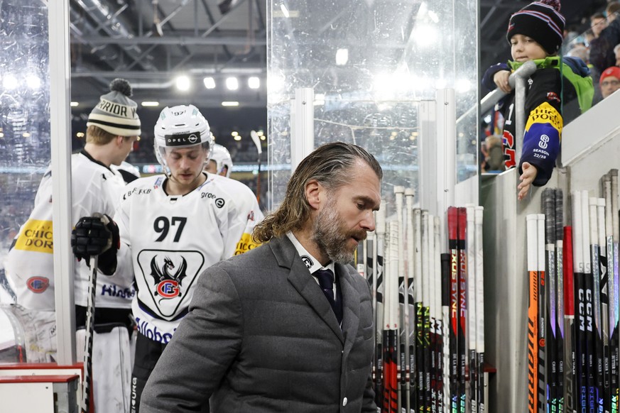 Gotterons Chefrainer Christian Dube, vorne, und Nathan Marchon gehen in der ersten Drittelspause in die Kabine, im Eishockey Meisterschaftsspiel der National League zwischen EHC Biel und Fribourg-Gott ...