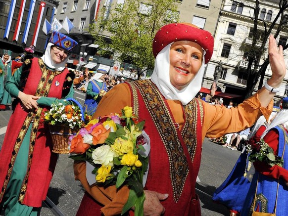 SCHWEIZ SECHSELAEUTEN ZUG DER ZUENFTE
Strahlende Frauen der Frauenzunft &quot;Gesellschaft zu Fraumuenster&quot; beim traditionellen Zug der Zuenfte zum Feuer zum Sechselaeutenplatz in Zuerich am Mont ...