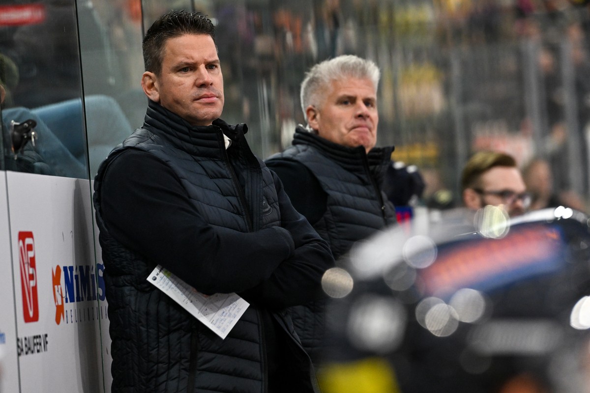 Coaches Eric Landry (HCAP), left, and Rene Matte (HCAP), right, during the regular season National League game between HC Ambri Piotta and HC Ajoie at the ice stadium Gottardo Arena, Switzerland, Octo ...